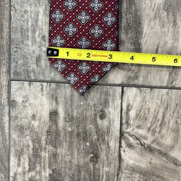 Jos A Bank men’s 100% neck tie red with a lovely cross like design 57”L x 3”W - Picture 9 of 11